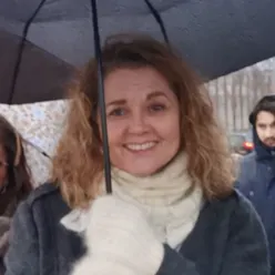 En kvinne som holder en paraply