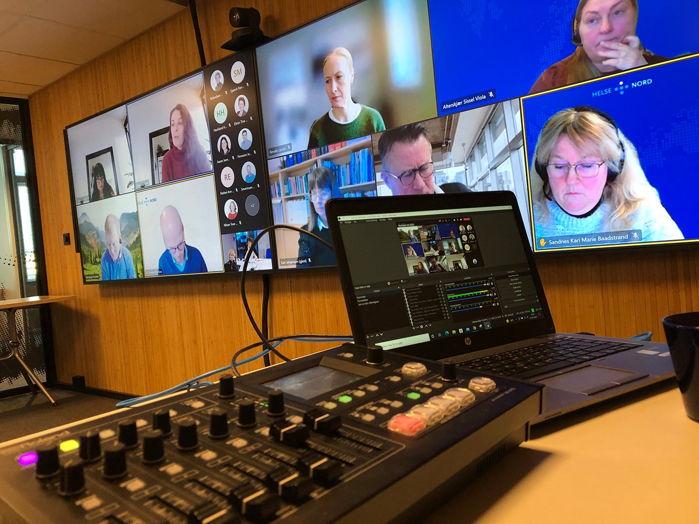 En bærbar PC står på et skrivebord