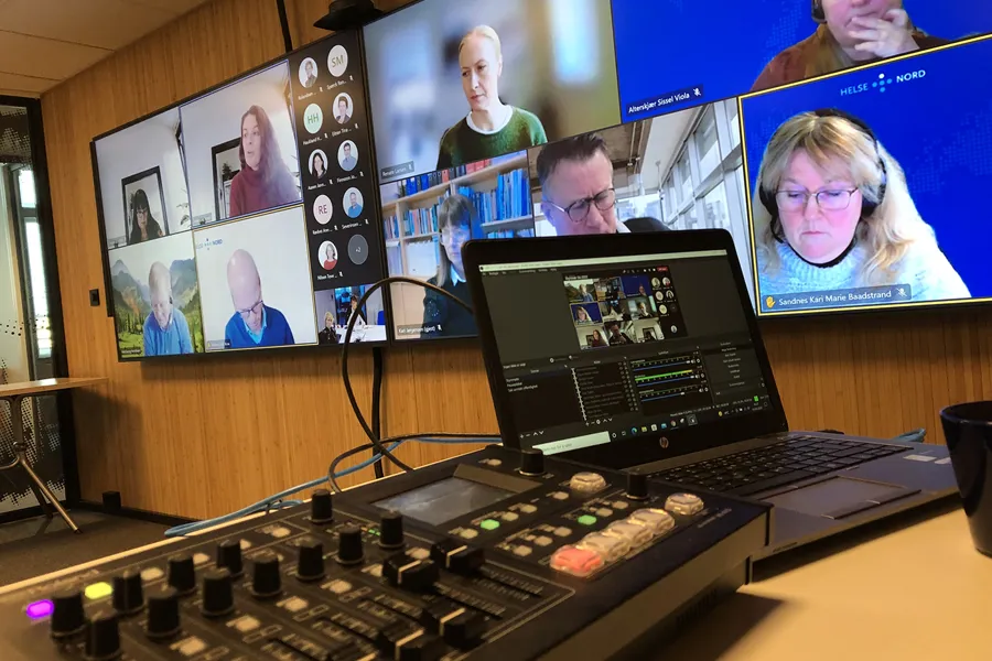 En bærbar PC står på et skrivebord