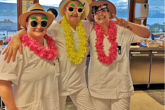 En gruppe mennesker iført klær