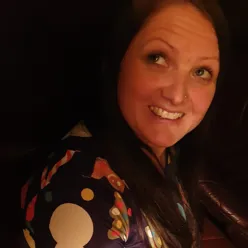 En kvinne som smiler