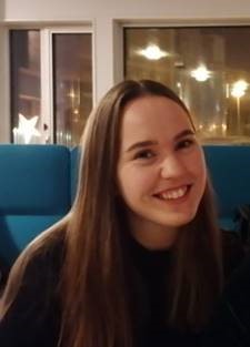 En kvinne som smiler til kameraet