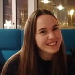 En kvinne som smiler til kameraet