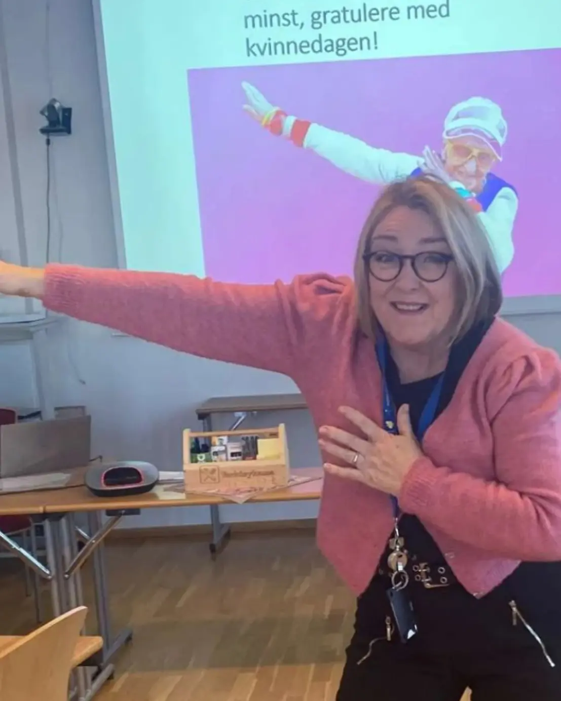 En person med armene i været