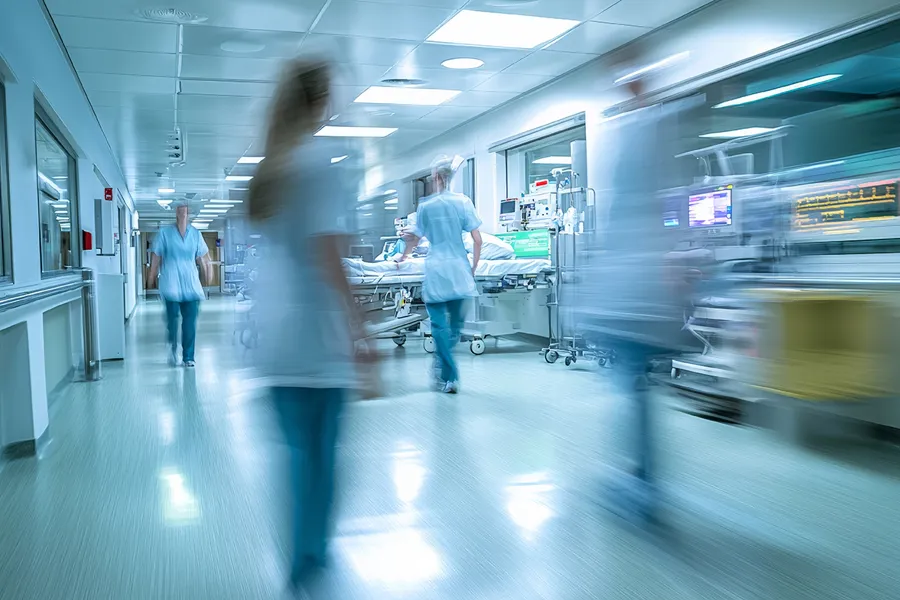 Noen få personer i et rom