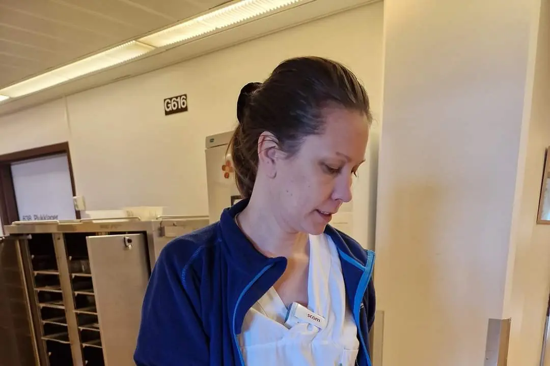 En mann i blå frakk