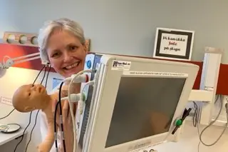 En person som holder en baby