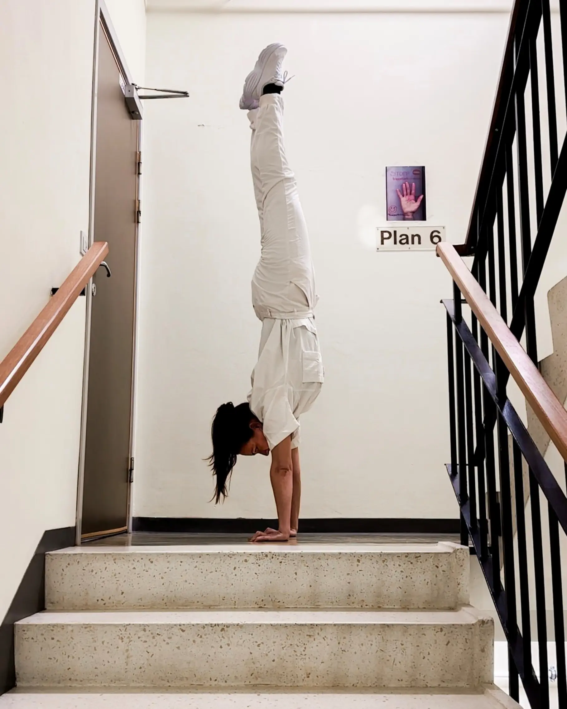 En person som står på trappen til en bygning