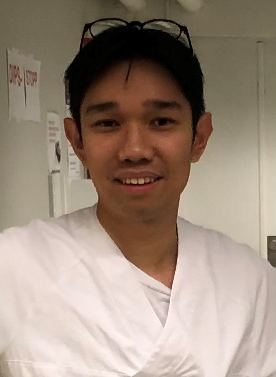 En person som smiler til kameraet