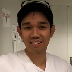 En person som smiler til kameraet