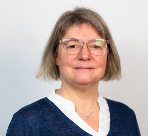 En kvinne som bruker briller