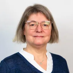 En kvinne som bruker briller