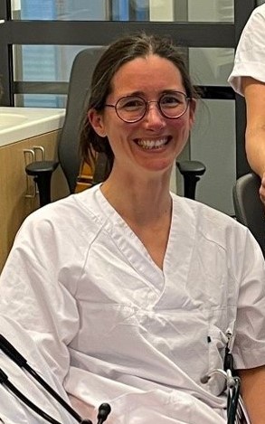 En kvinne som bruker briller