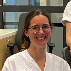 En kvinne som bruker briller