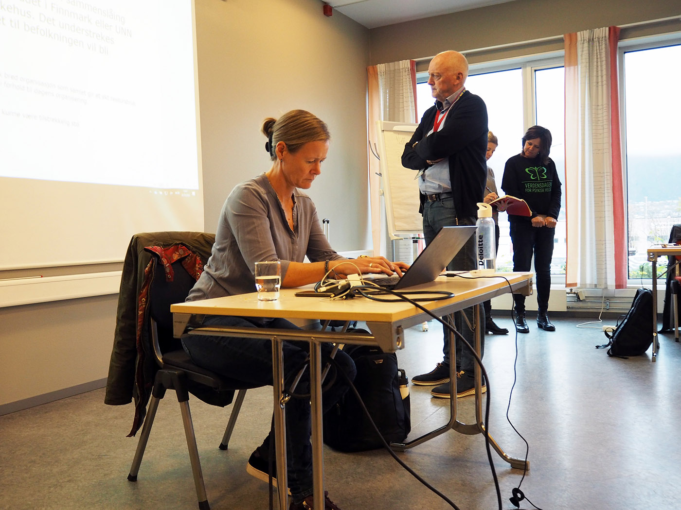 Hanne Frøyshov, avdelingsleder medisinsk avdeling Harstad, jobber med formuleringer sammen med Kristian Fanghol. I bakgrunnen er