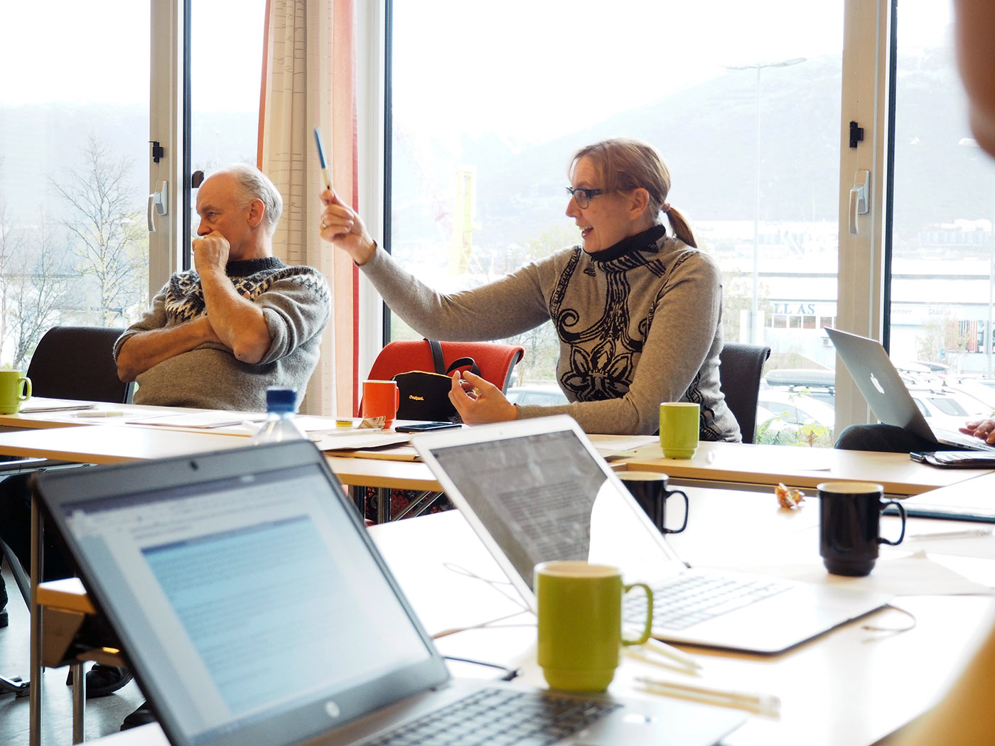 Rolv Ole Lindsetmo (UNN) og Hanne R. Iversen (Finnmarkssykehuset) under en av diskusjonene i møtet.