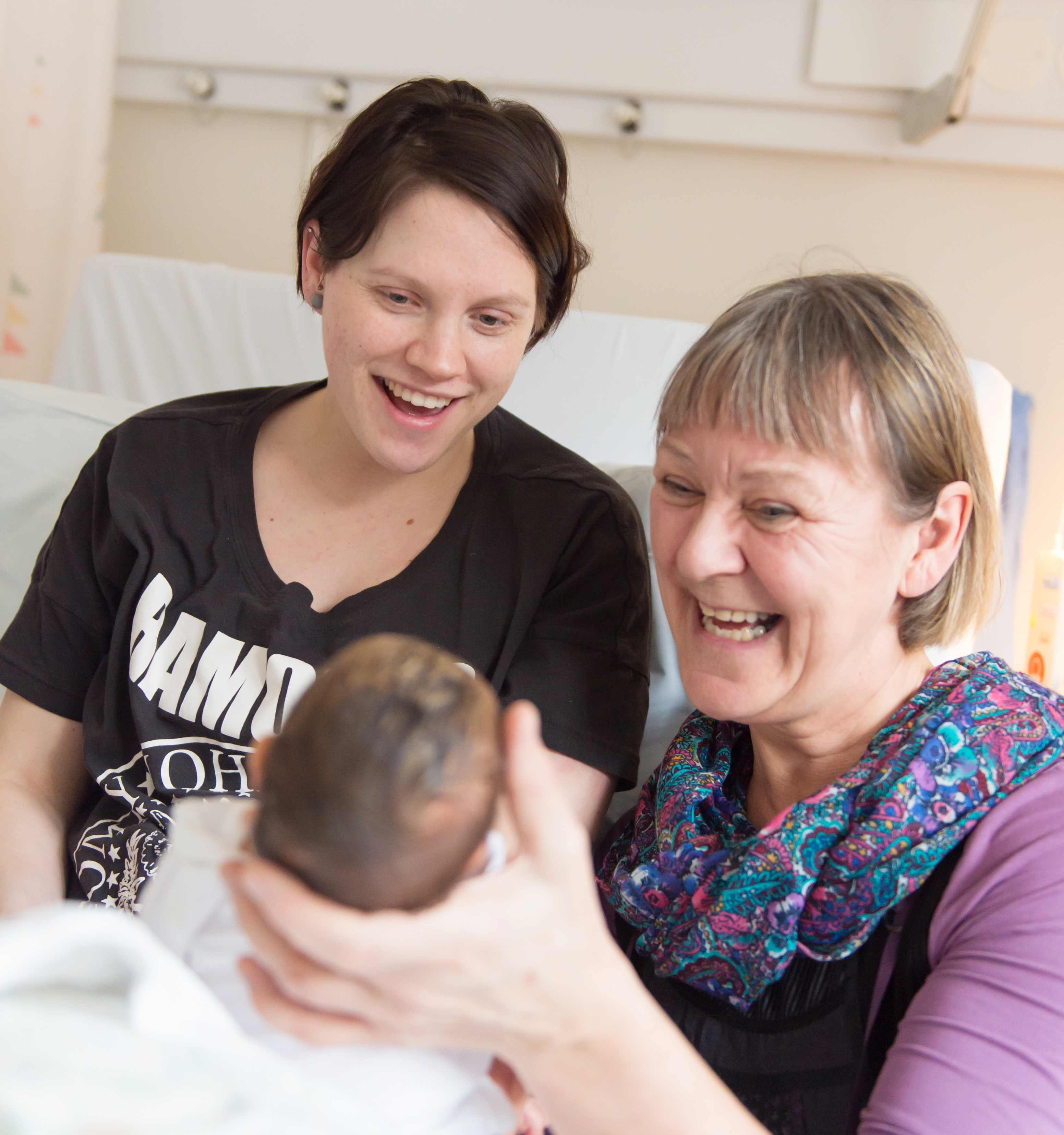 En mann og kvinne som holder en baby
